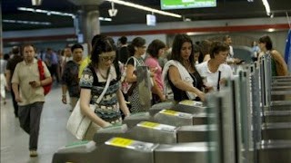 Empleados y usuarios de Metro de Madrid responden a la campaña de recogida de material escolar 