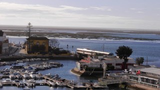 En tren a Faro, ciudad turística del Algarve