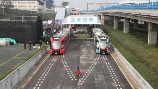 NOTICIAS --- Este tren chino no tiene conductor, pero tampoco raíles: es autónomo, y circula sobre raíles virtuales