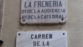 Las viejas placas callejeras de Barcelona, un patrimonio histórico a proteger