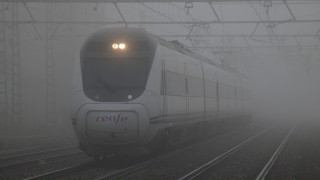 FOTOGRAFÍA --- Alvia bajo la niebla