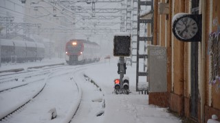 FOTOGRAFÍA --- Cercanías entre la nieve