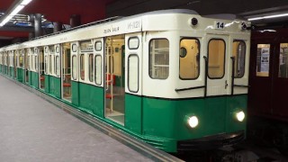 NOTICIAS --- La exposición de la estación de Metro de Chamartín acoge un nuevo modelo de tren clásico restaurado