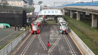 NOTICIAS ---  Este tren chino no tiene conductor, pero tampoco raíles: es autónomo, y circula sobre raíles virtuales