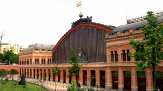 La estación de Atocha se iluminará de rosa este domingo