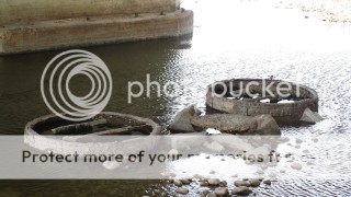 FOTOGRAFÍA --- Restos del puente de la Almozara